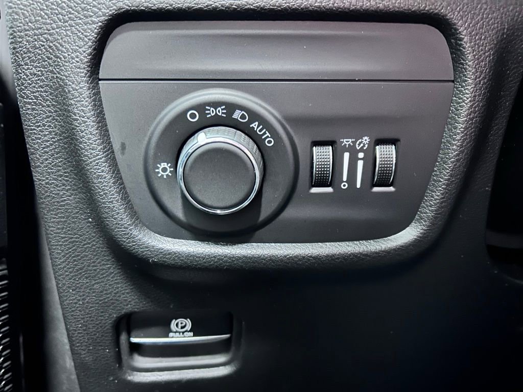 Used 2024 Jeep Grand Cherokee Altitude AWD/4WD image 7