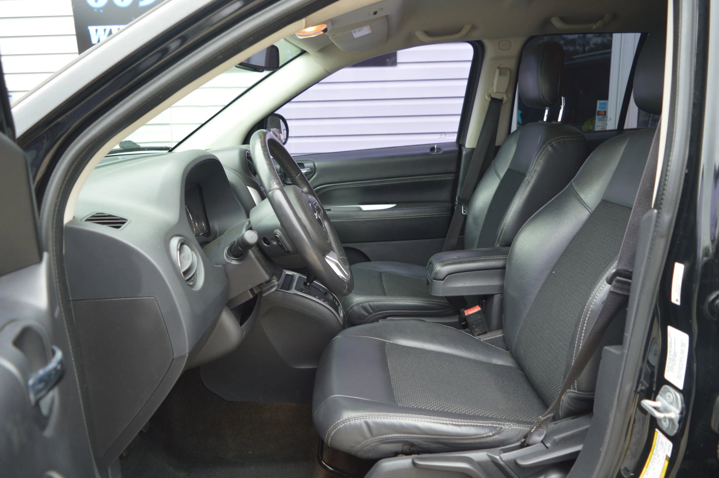 Used 2014 Jeep Compass Latitude FWD image 10