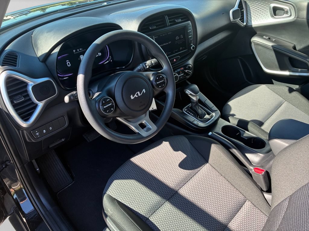 Certified 2025 Kia Soul LX w/ LX Technology Package FWD image 32