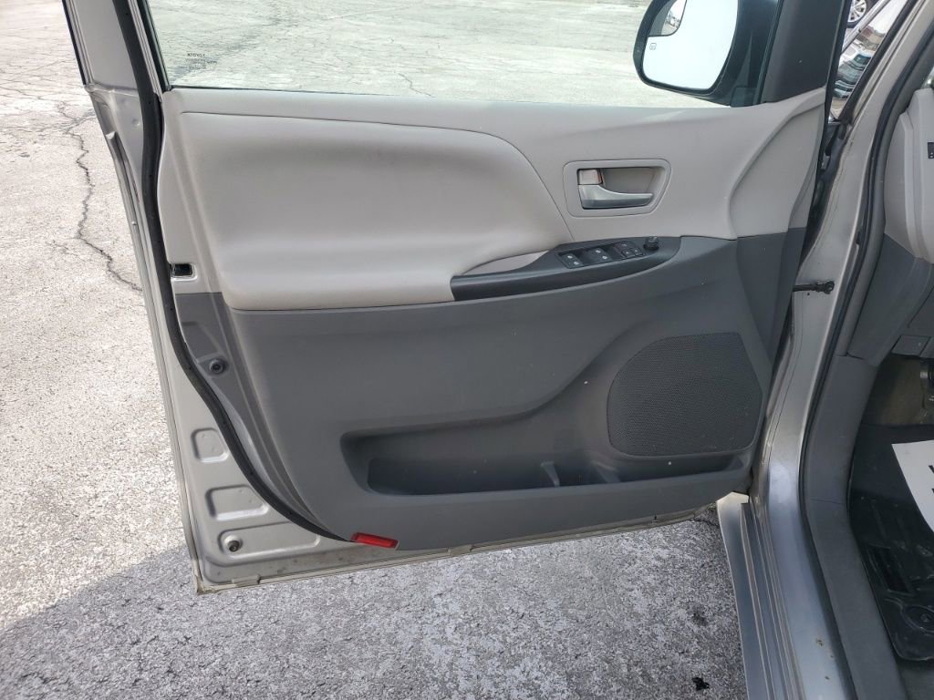 Used 2015 Toyota Sienna LE image 21
