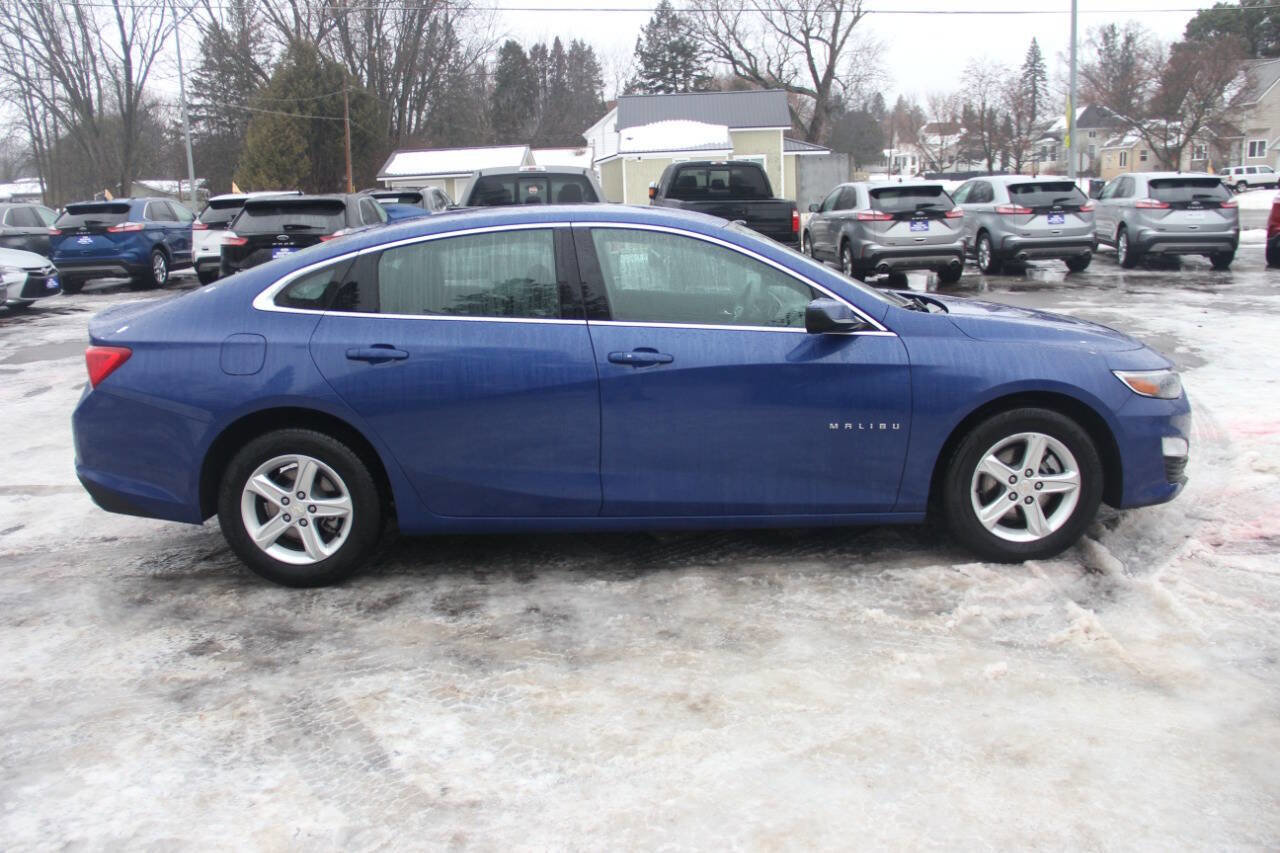 Used 2023 Chevrolet Malibu LT image 2