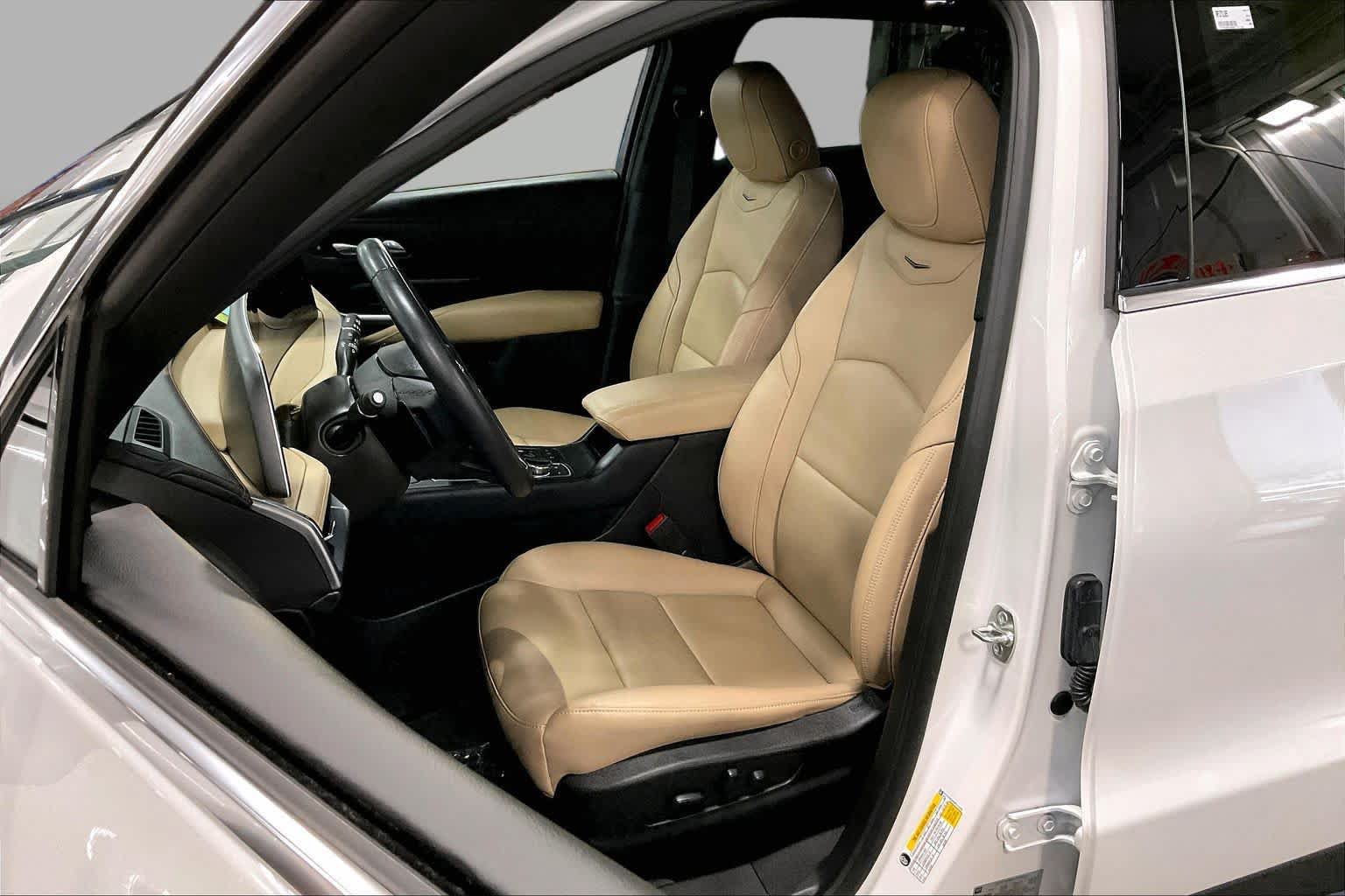 Used 2024 Cadillac XT4 Luxury w/ Cold Weather Package AWD/4WD image 8