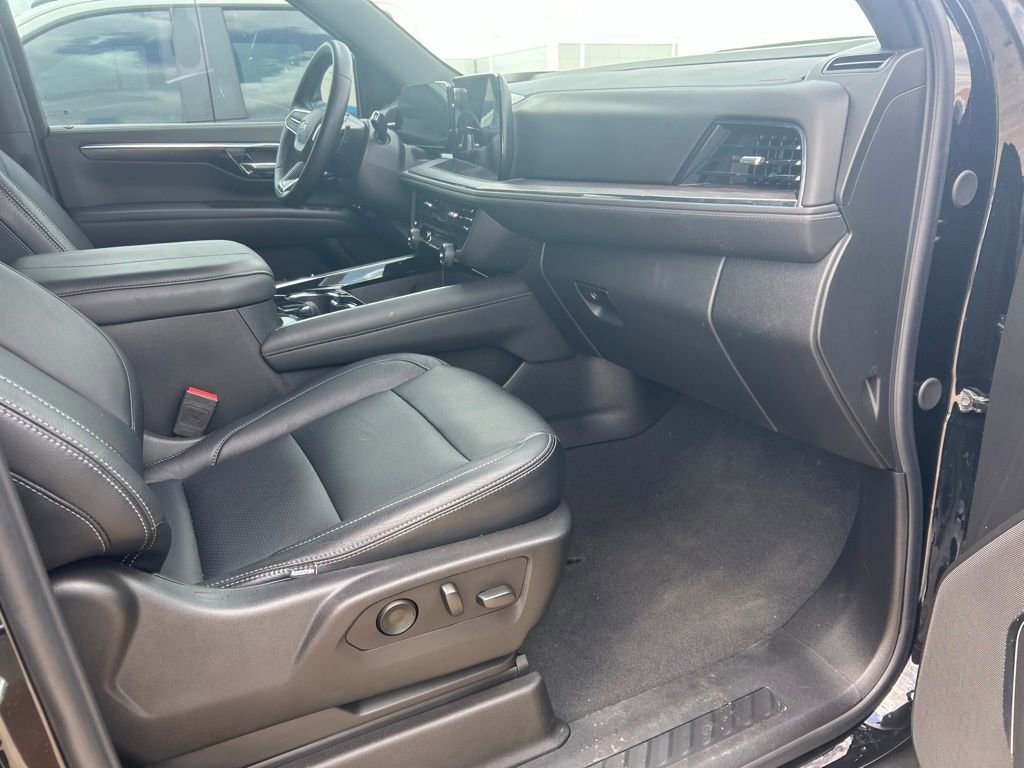 Used 2025 Chevrolet Tahoe LS RWD image 3