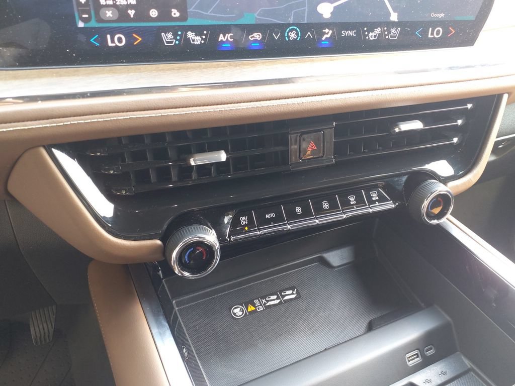 Used 2025 Chevrolet Tahoe High Country AWD/4WD image 32