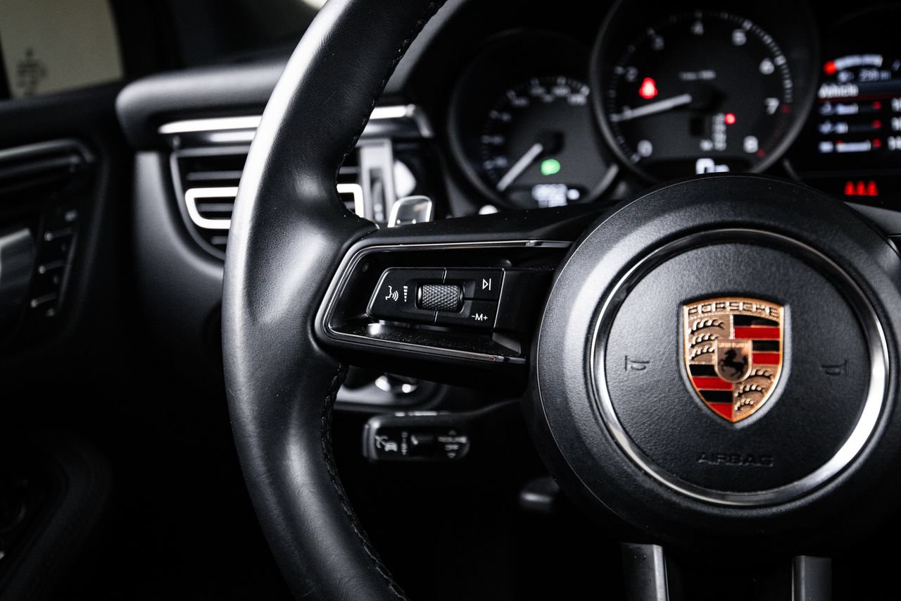 Certified 2023 Porsche Macan AWD/4WD image 17