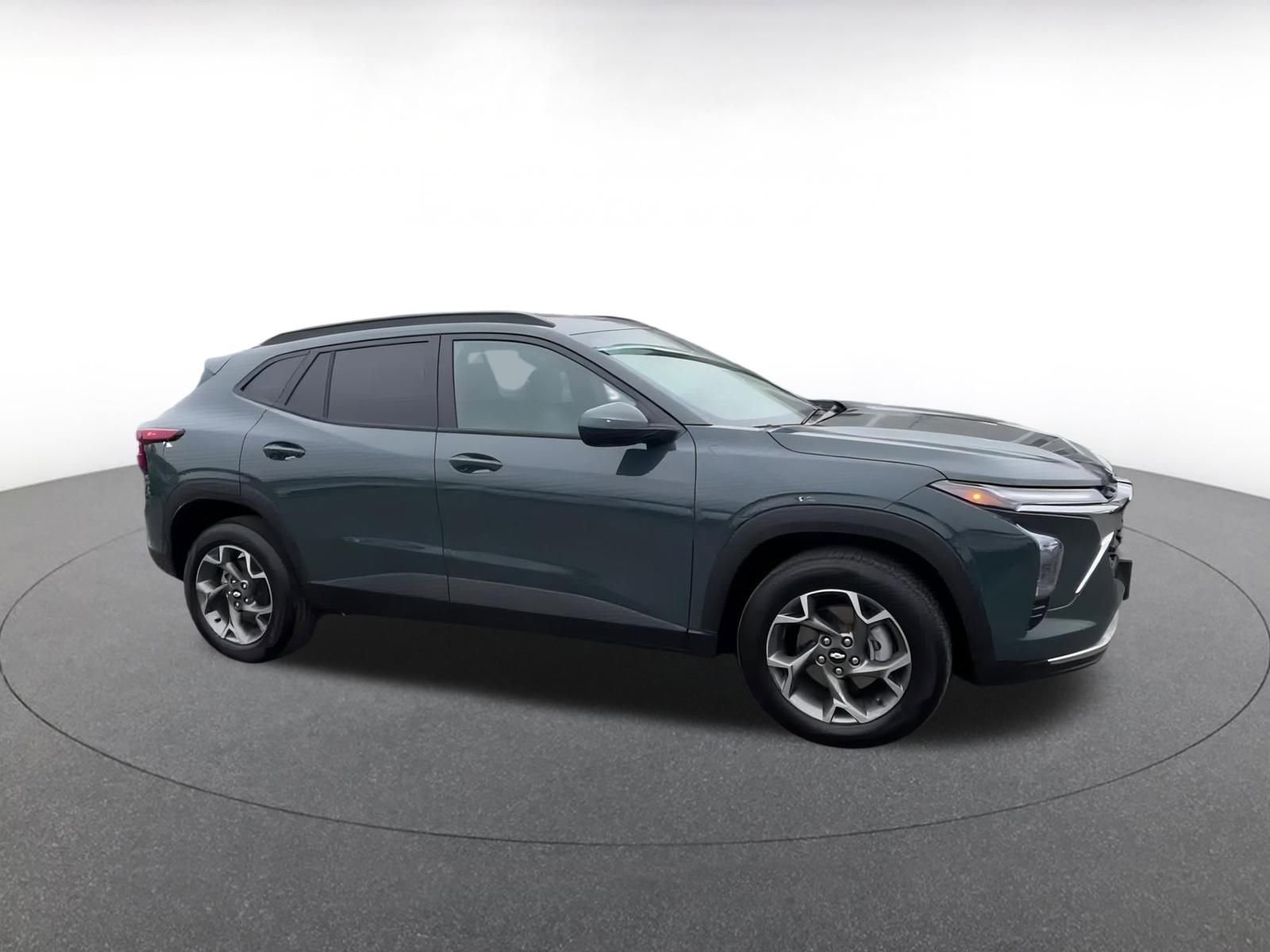 Used 2025 Chevrolet Trax LT image 2