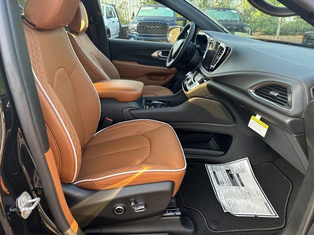 New 2026 Chrysler Pacifica Pinnacle image 13