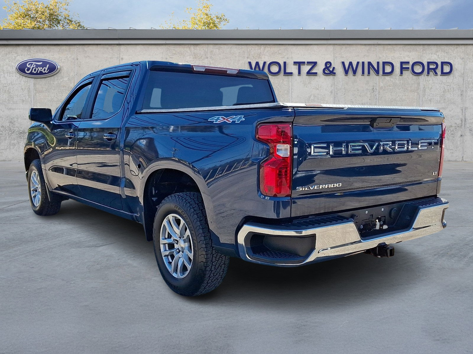 Used 2022 Chevrolet Silverado 1500 LT AWD/4WD image 4