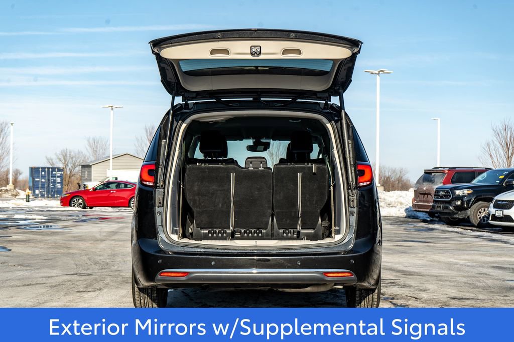 Used 2024 Chrysler Pacifica Select image 10
