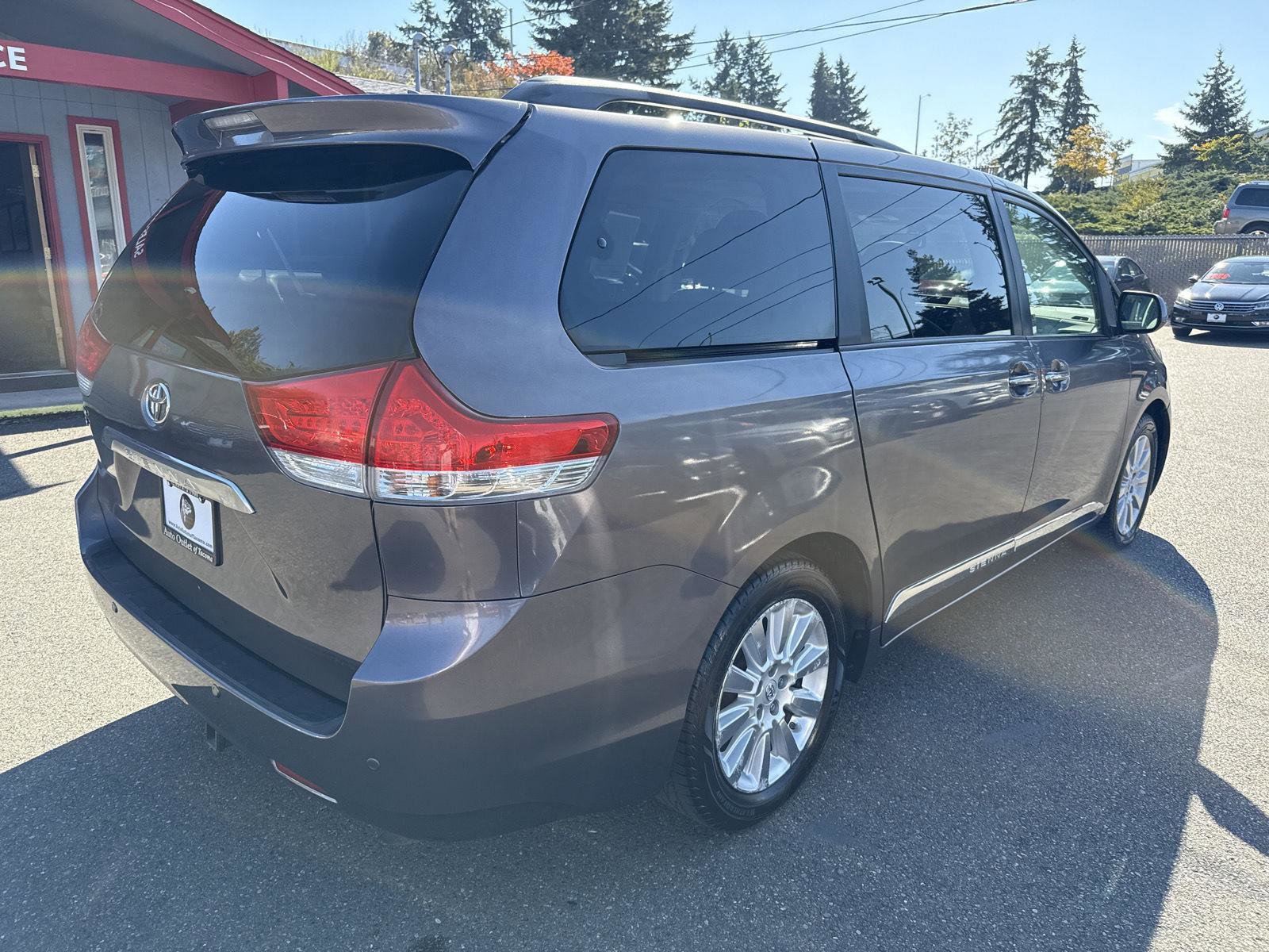 Used 2011 Toyota Sienna Limited image 10