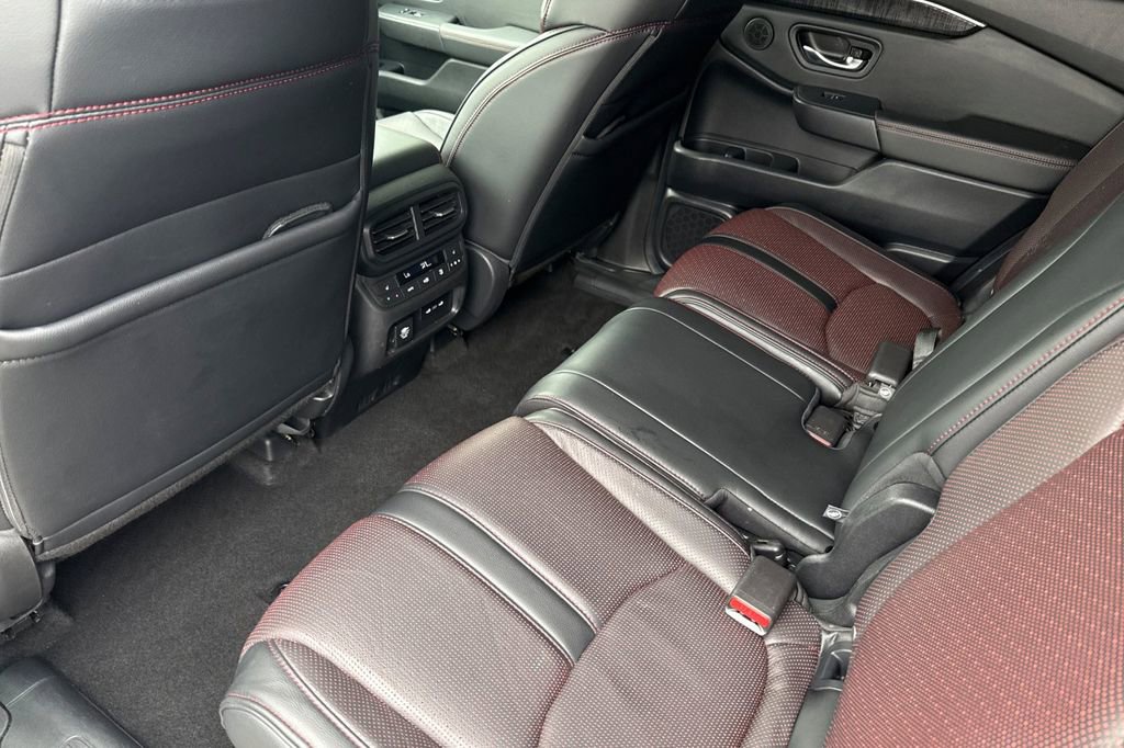 Certified 2025 Honda Pilot Black Edition image 8