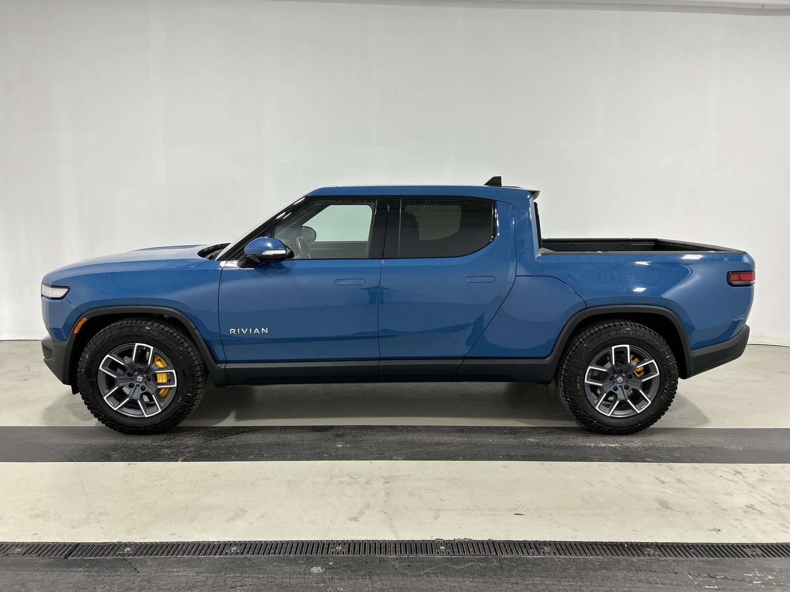 Used 2023 Rivian R1T Adventure image 2
