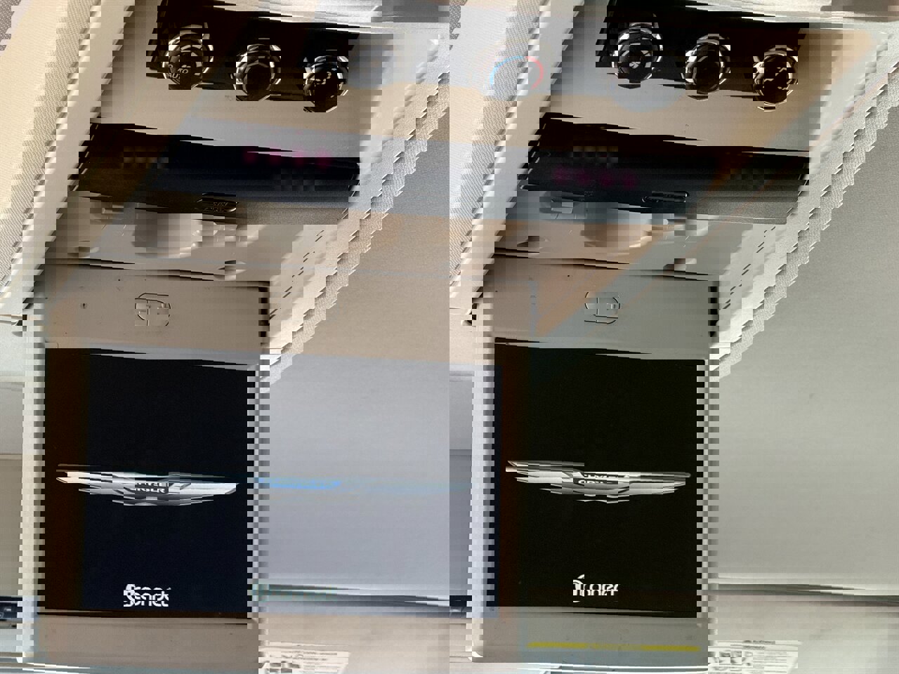 Used 2015 Chrysler Town & Country Touring image 26