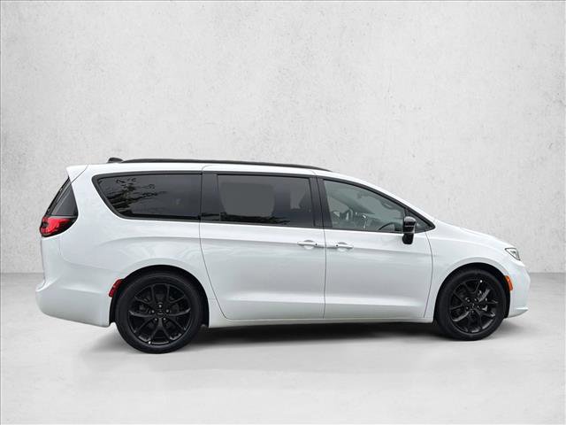 Used 2025 Chrysler Pacifica Limited FWD image 4