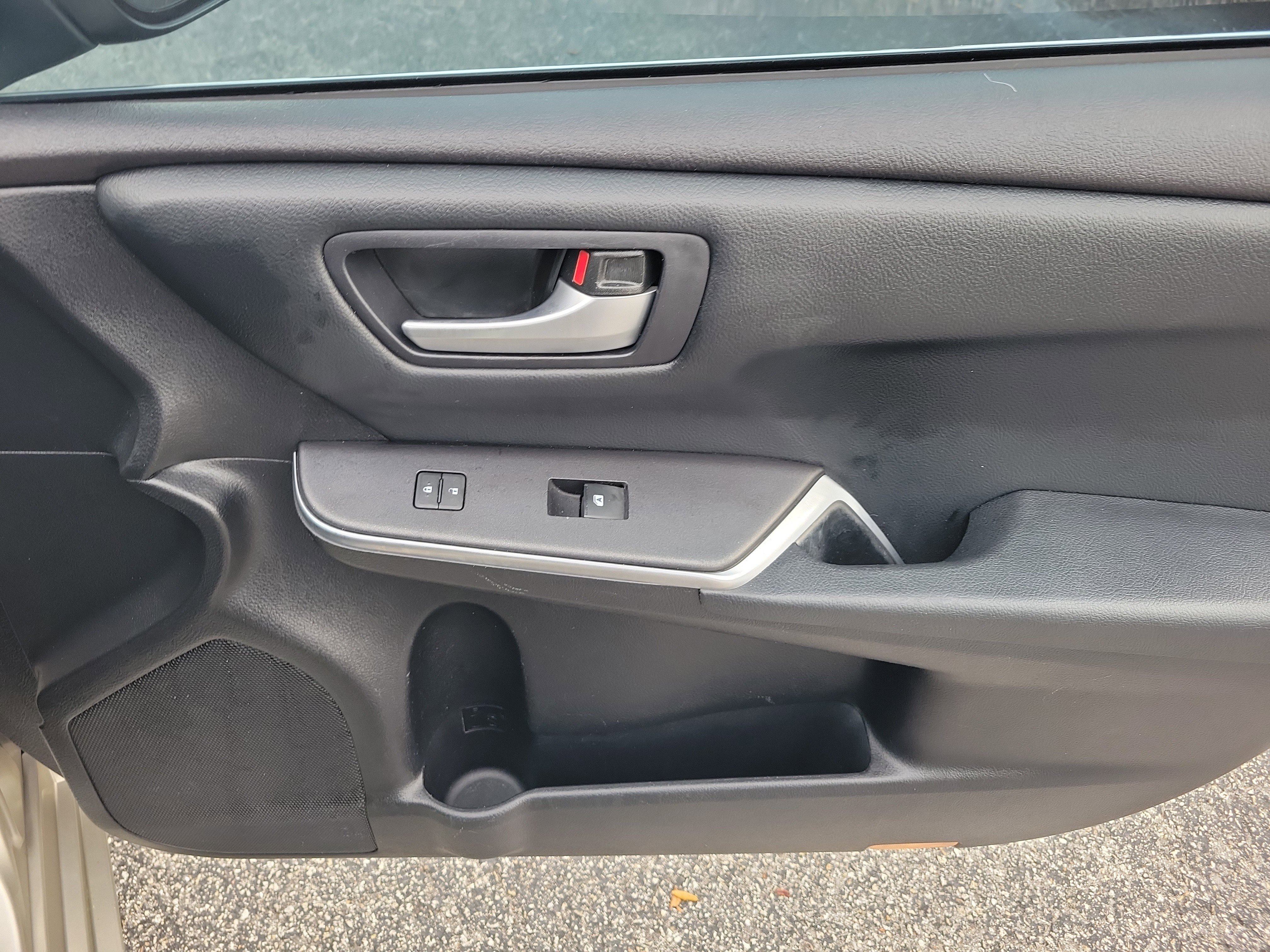 Used 2015 Toyota Camry LE image 10