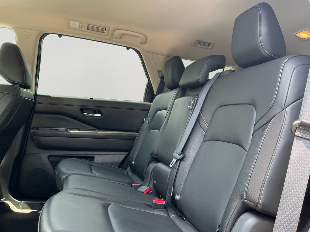 Used 2025 Nissan Pathfinder SL AWD/4WD image 15