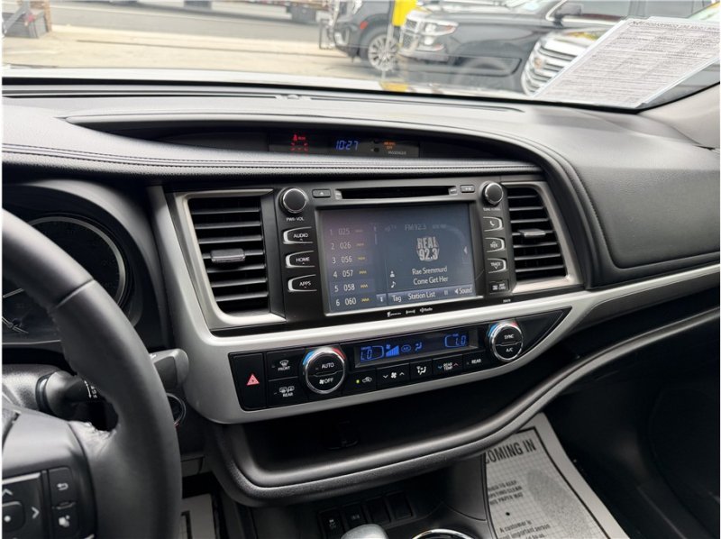 Used 2017 Toyota Highlander SE FWD image 48