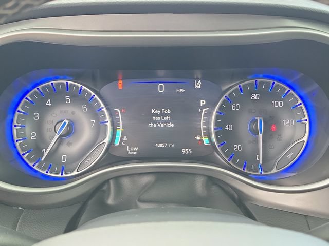 Used 2023 Chrysler Pacifica Touring-L FWD image 27