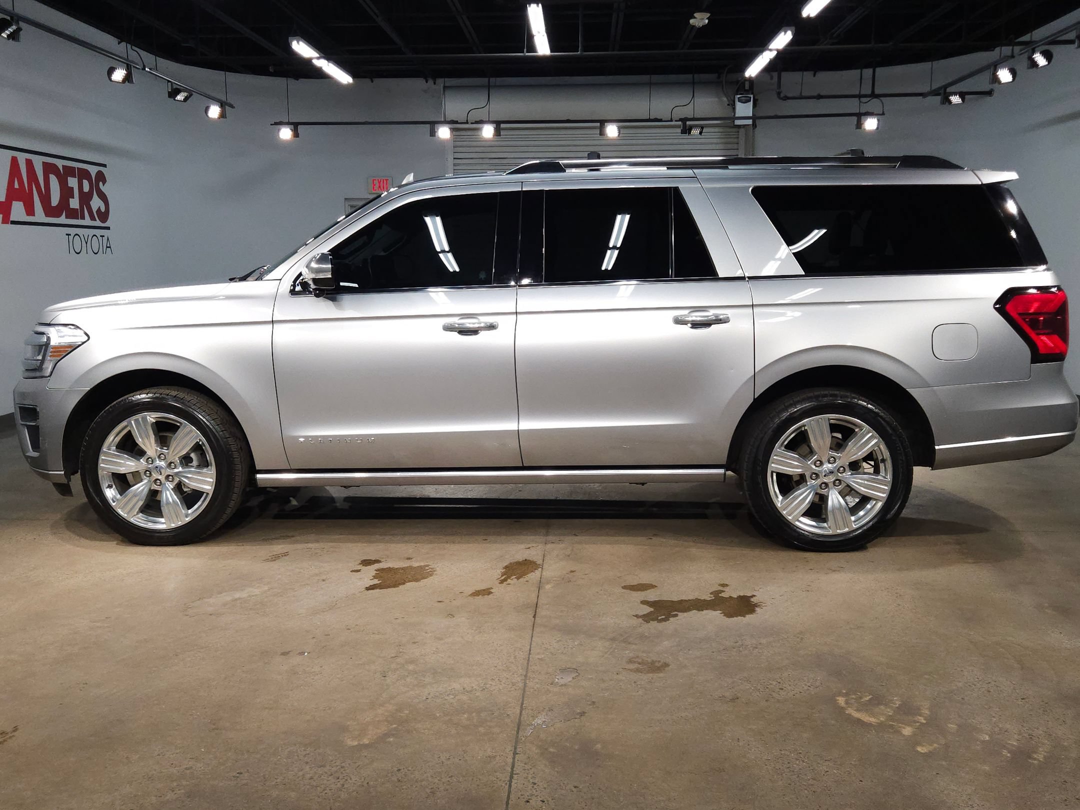 Used 2023 Ford Expedition Max Platinum AWD/4WD image 4
