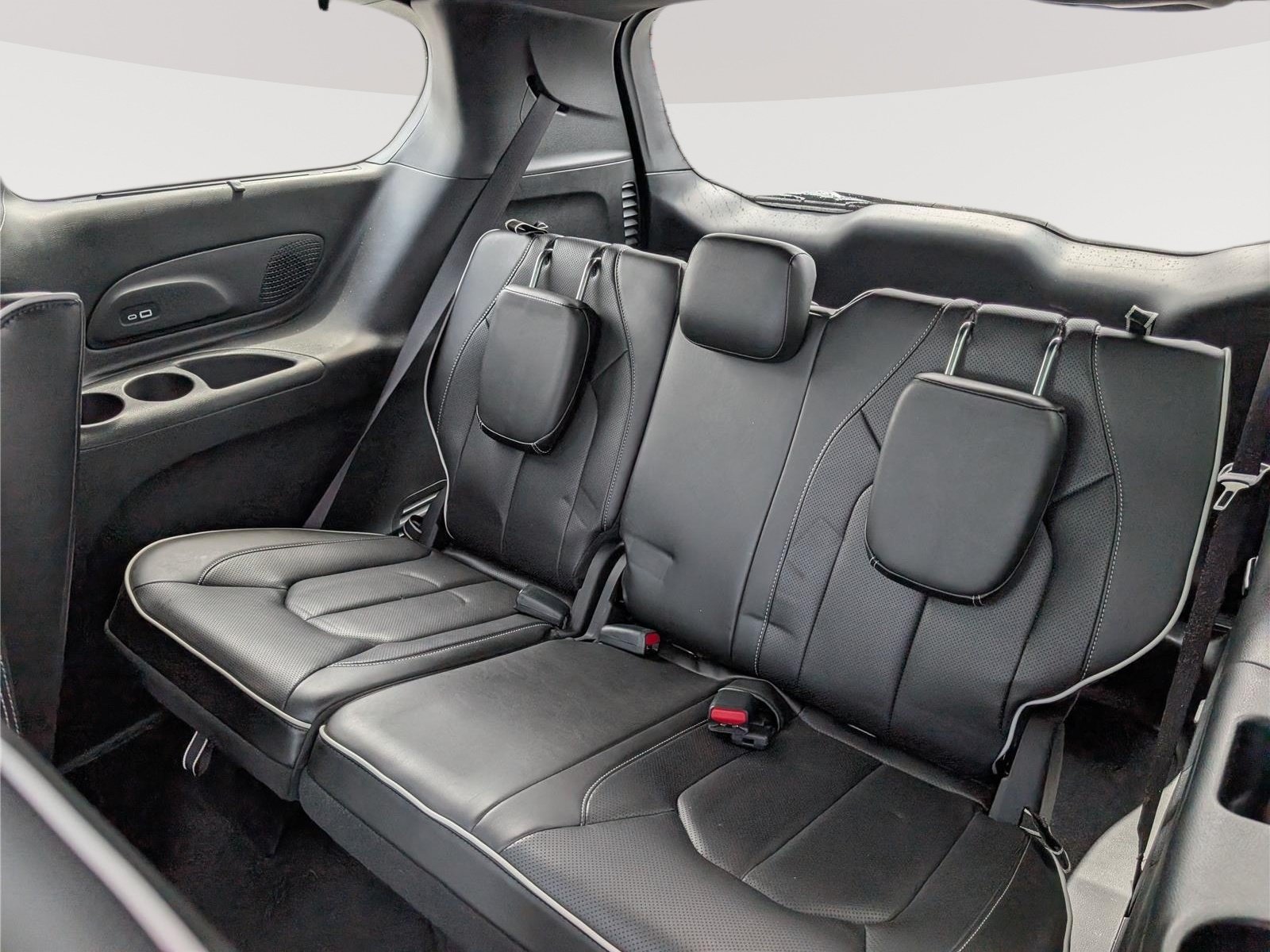 Used 2023 Chrysler Pacifica Limited w/ Uconnect Theater Family Group FWD image 16
