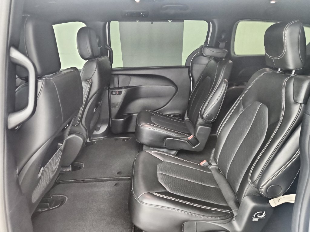Certified 2025 Chrysler Pacifica Select AWD/4WD image 33