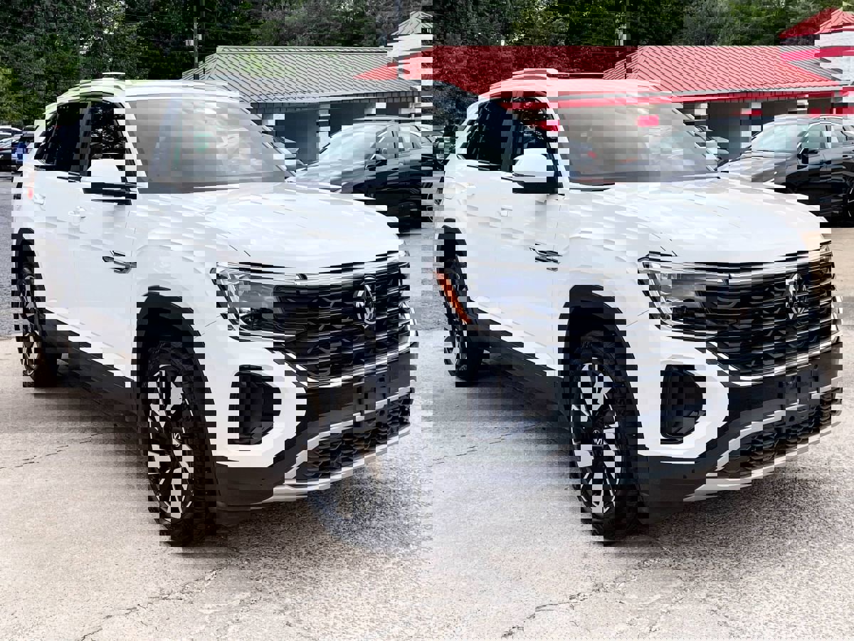 Used 2024 Volkswagen Atlas Cross Sport SE w/ Panoramic Sunroof Package image 2