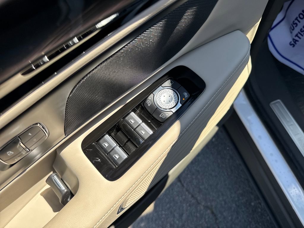 Used 2025 Lincoln Nautilus Premier w/ Jet Appearance Package image 11