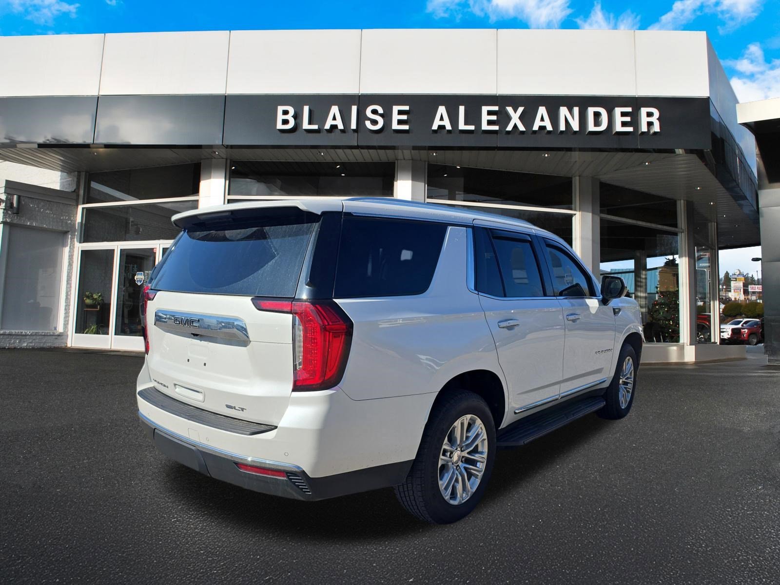 Used 2023 GMC Yukon SLT AWD/4WD image 3