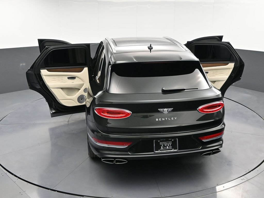 Used 2024 Bentley Bentayga AWD/4WD image 39
