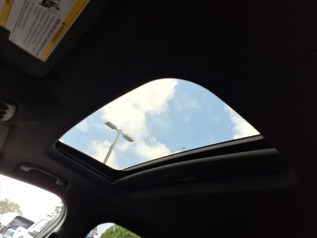 Used 2025 Chevrolet Trax RS w/ Sunroof Package image 11