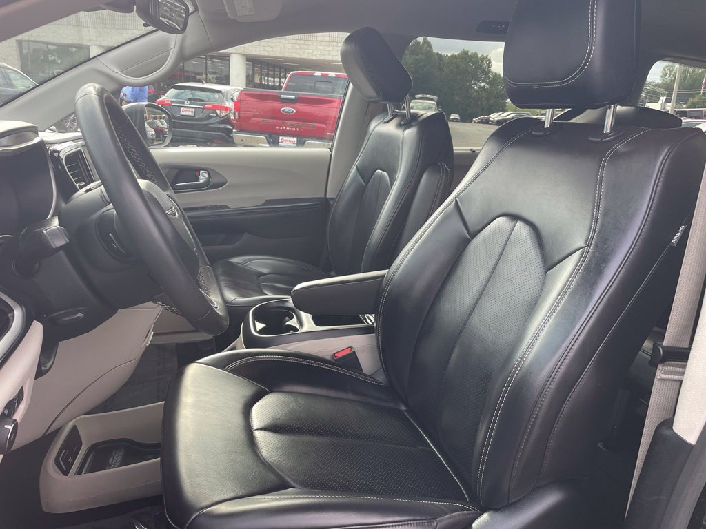 Used 2023 Chrysler Pacifica Touring-L FWD image 2
