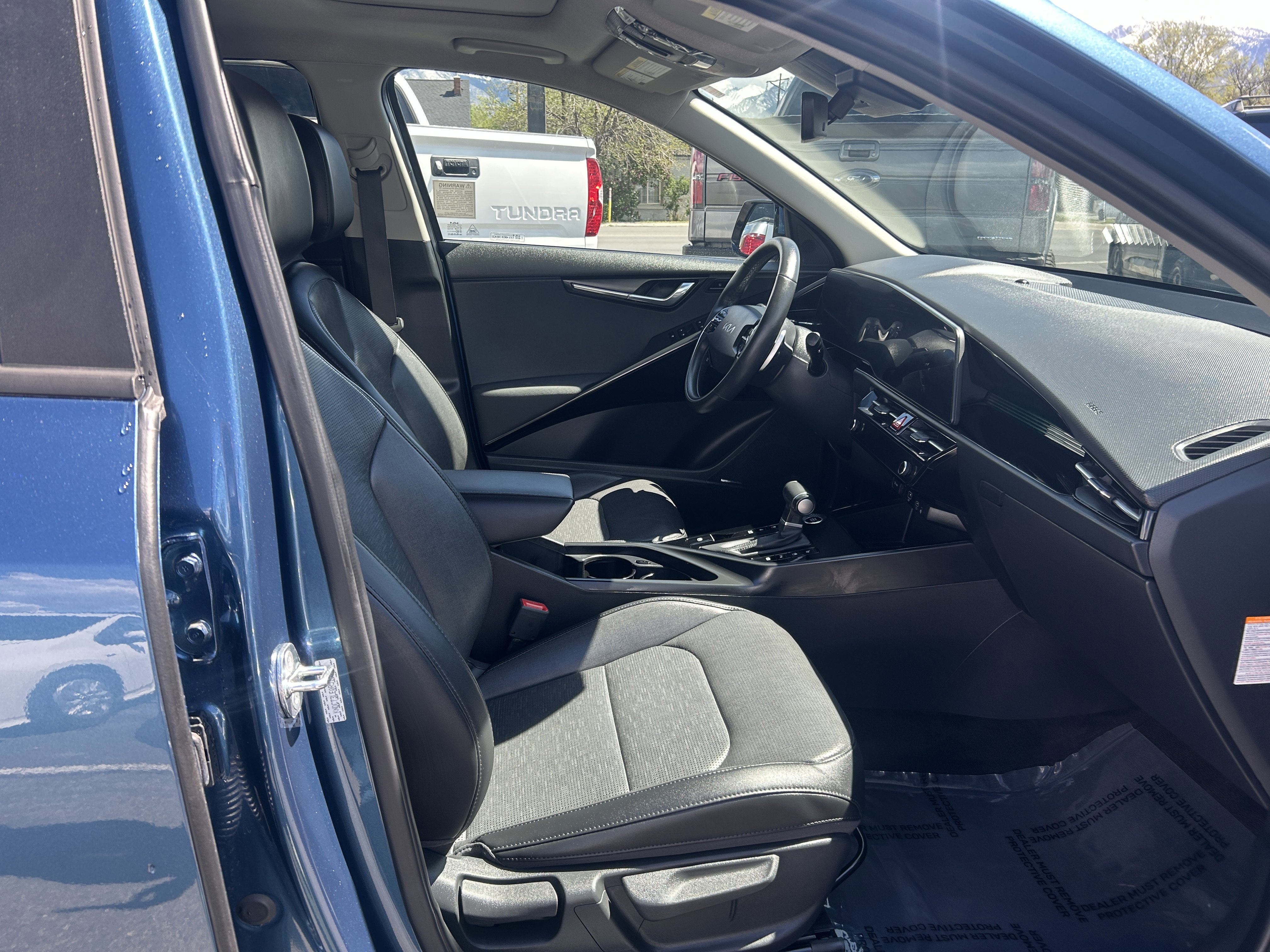 Used 2024 Kia Niro SX image 11