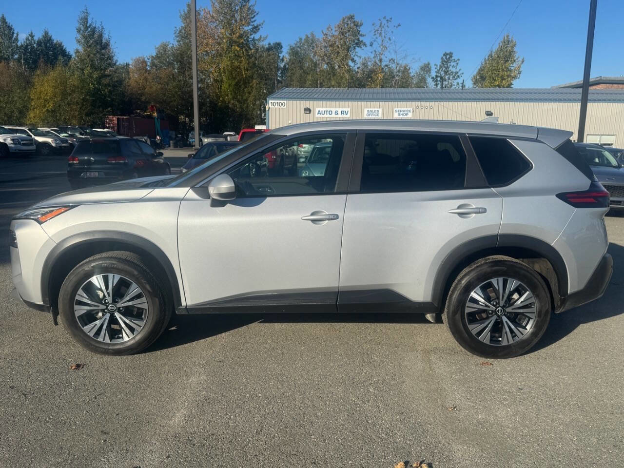 Used 2023 Nissan Rogue SV image 2