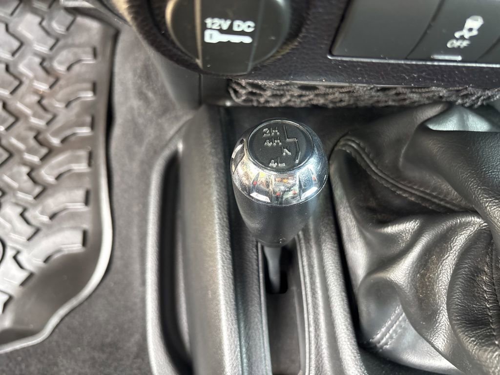 Used 2016 Jeep Wrangler Rubicon w/ Connectivity Group image 35