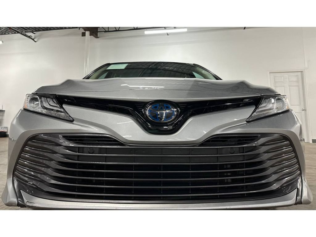 Used 2018 Toyota Camry XLE FWD image 3