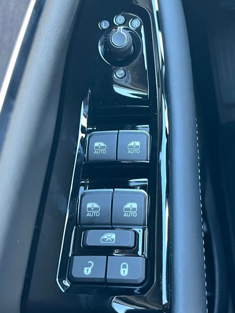 New 2025 Jeep Grand Cherokee Overland w/ Luxury Tech Group IV image 7