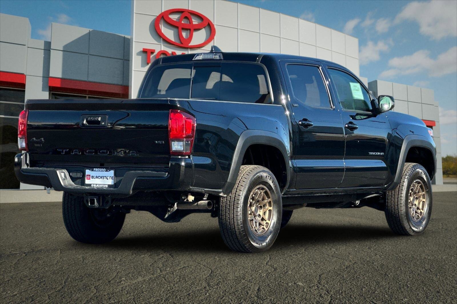 Used 2023 Toyota Tacoma SR w/ Trail Edition AWD/4WD image 3
