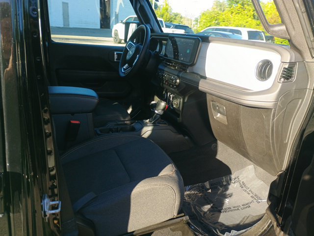 Used 2025 Jeep Wrangler Unlimited Sahara AWD/4WD image 14