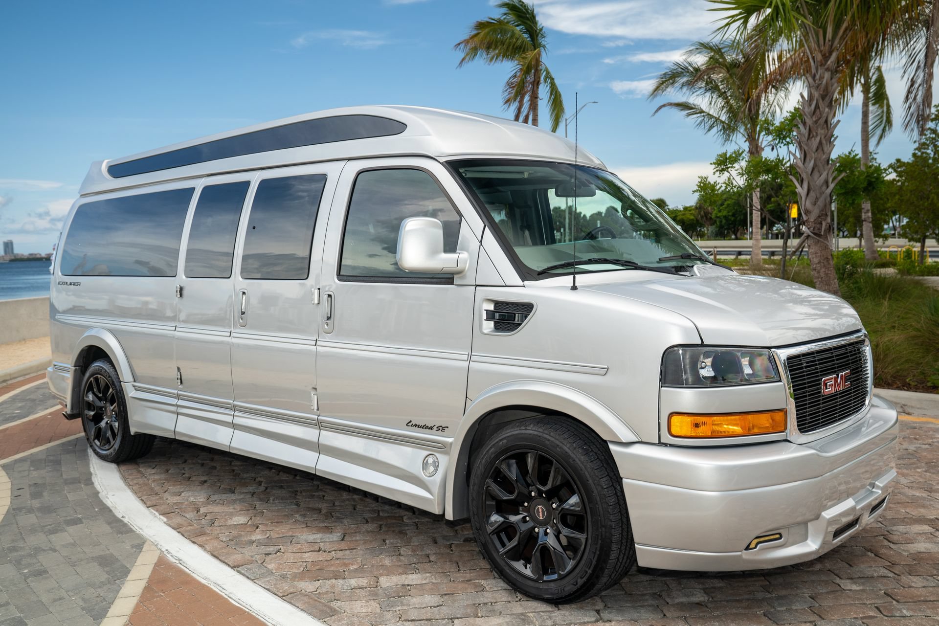 Used 2022 GMC Savana 2500 Extended RWD image 4