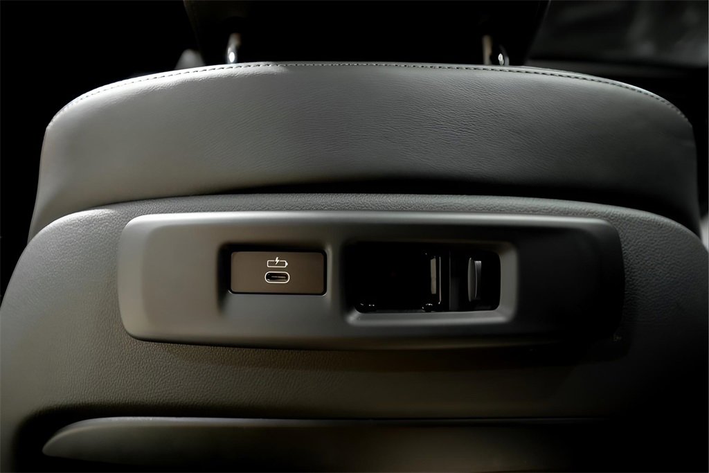 Used 2021 BMW X6 M50i w/ Executive Package image 34