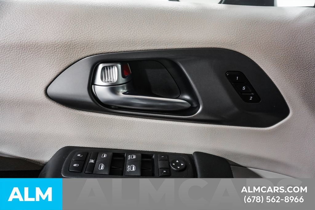 Used 2023 Chrysler Pacifica Touring-L FWD image 44