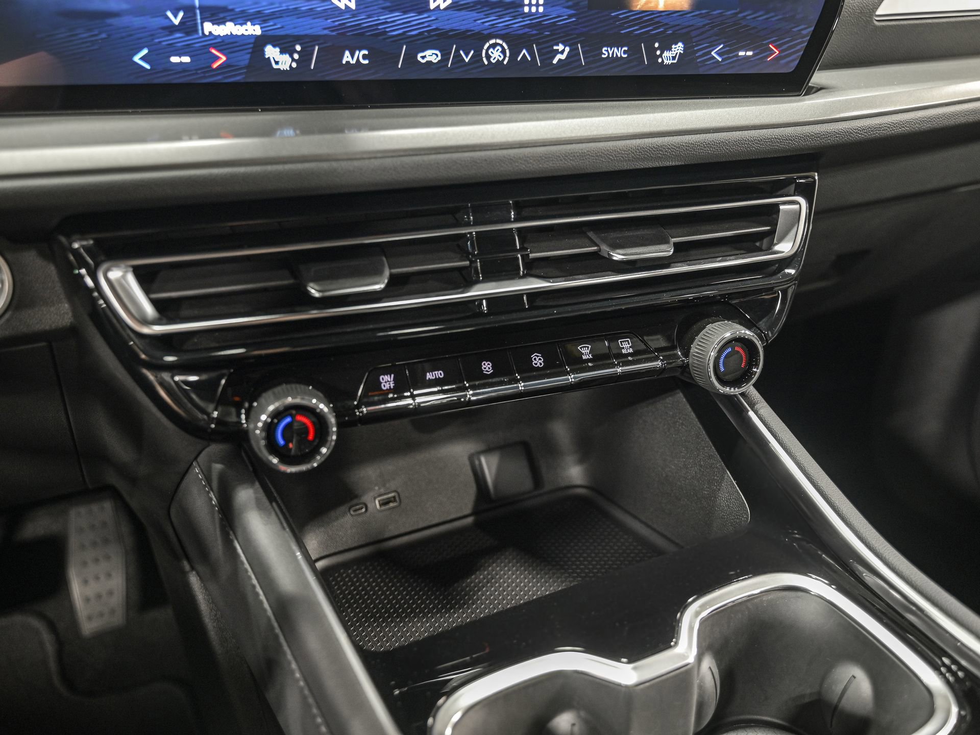 Used 2024 Chevrolet Traverse LS FWD image 24