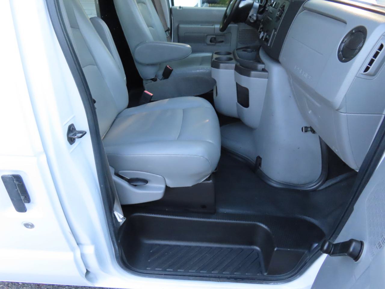 Used 2014 Ford E-150 and Econoline 150 RWD image 7