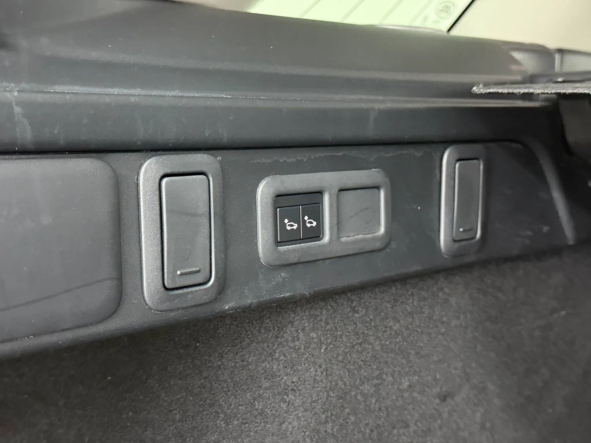 Used 2018 Land Rover Range Rover Velar R-Dynamic SE image 57