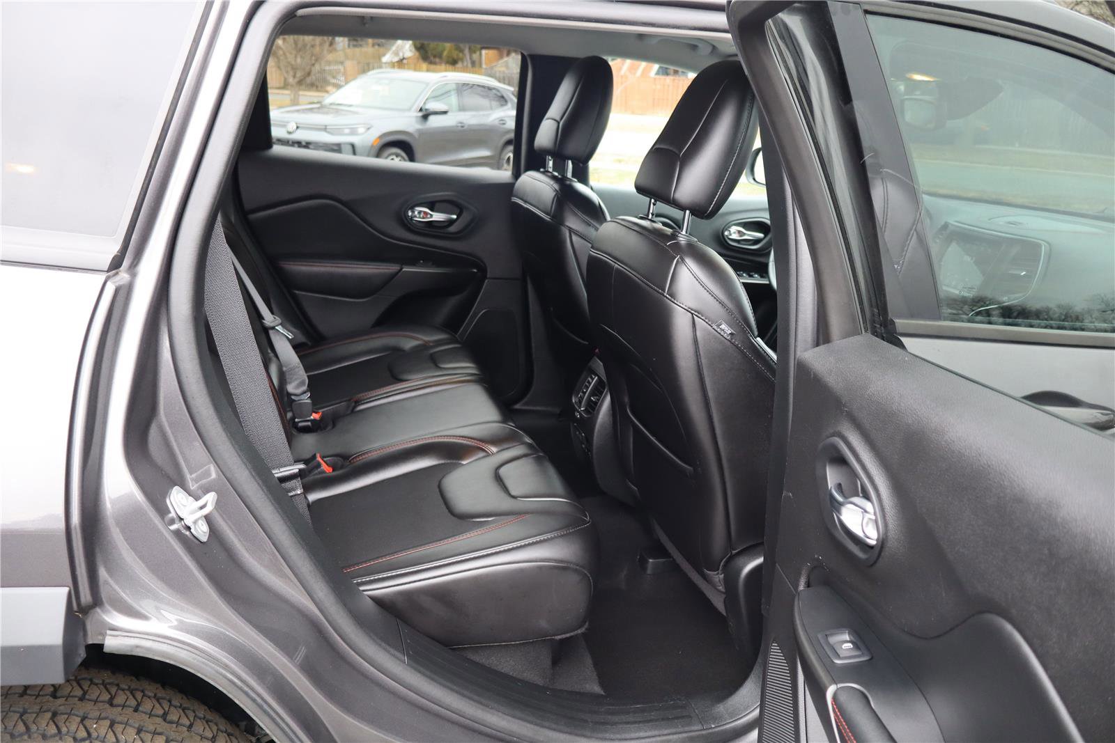 Used 2019 Jeep Cherokee Trailhawk image 30