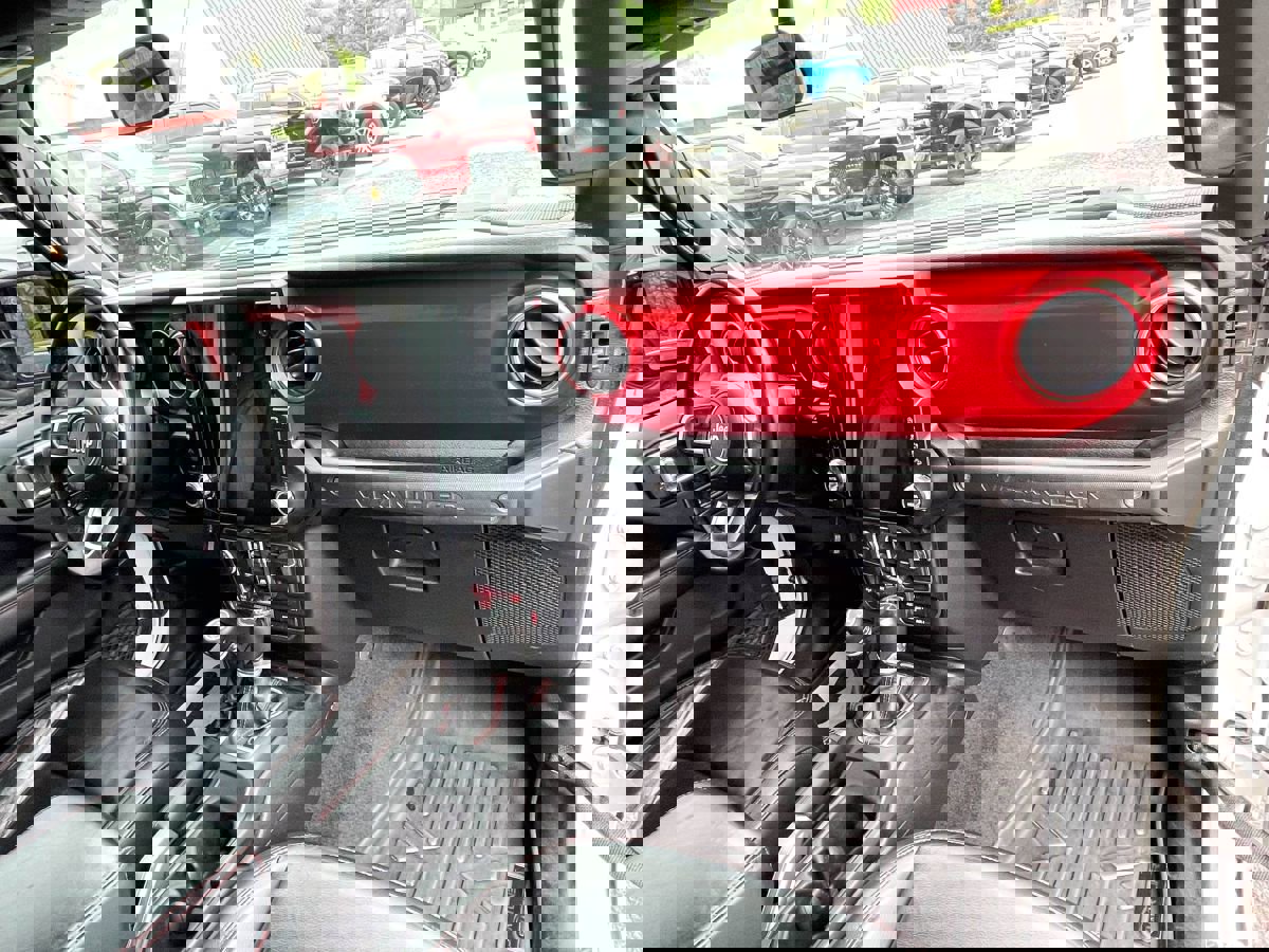 Used 2018 Jeep Wrangler Unlimited Rubicon w/ Dual Top Group AWD/4WD image 9