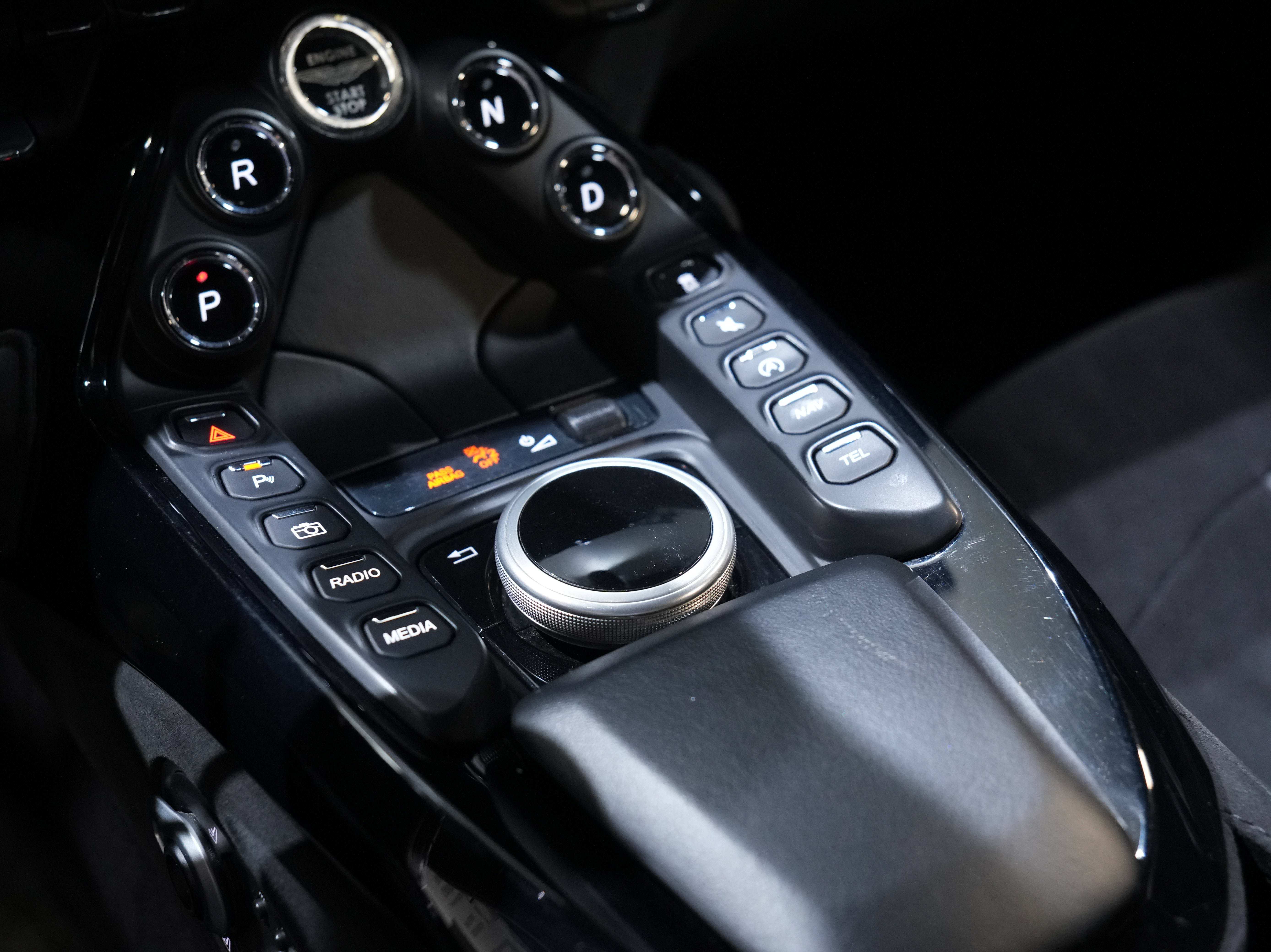 Used 2020 Aston Martin V8 Vantage Coupe RWD image 39