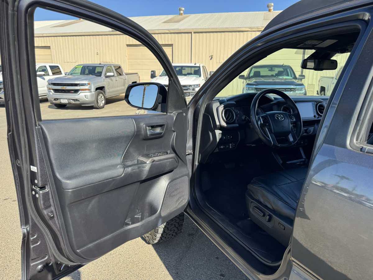 Used 2020 Toyota Tacoma TRD Off-Road w/ Technology Package AWD/4WD image 24