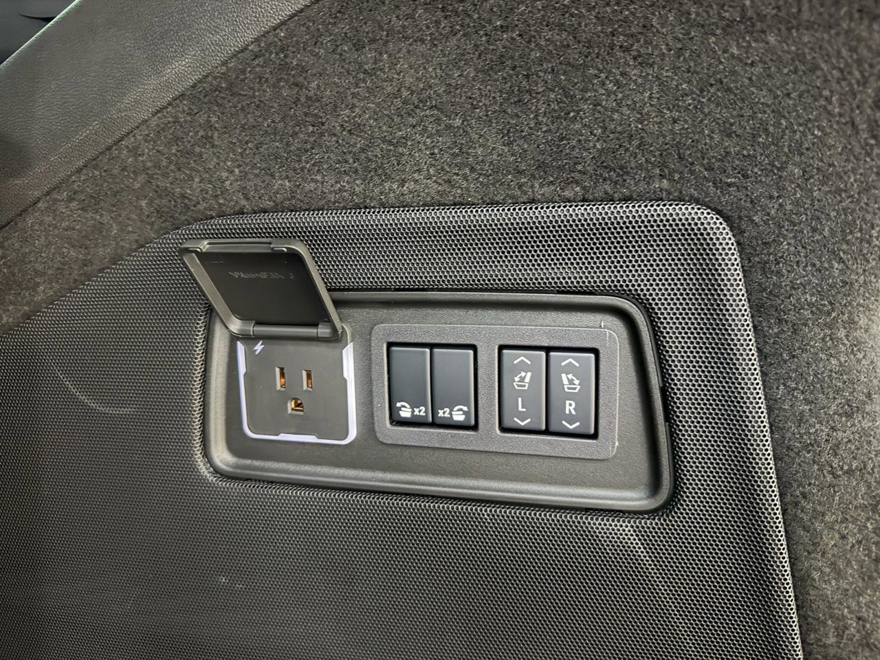 Used 2025 Cadillac Escalade V w/ LPO, ONYX Package image 23