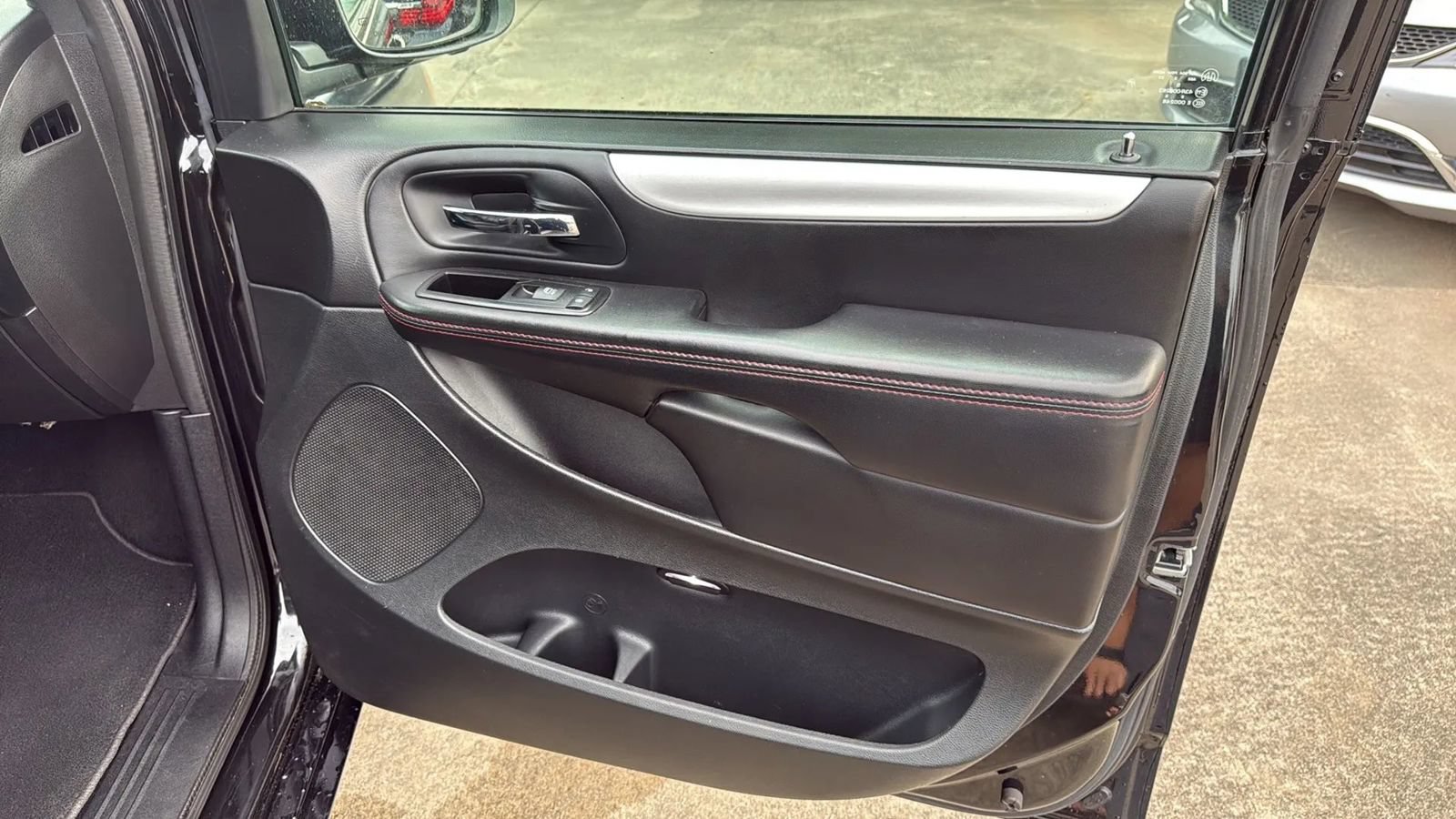 Used 2014 Dodge Grand Caravan R/T w/ Driver Convenience Group FWD image 19